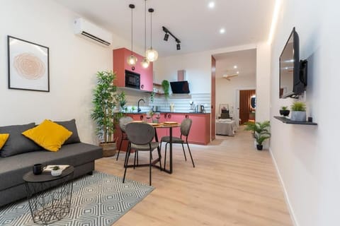 Communal lounge/ TV room, TV and multimedia, Kitchen or kitchenette, Living room, Dining area, air conditioner