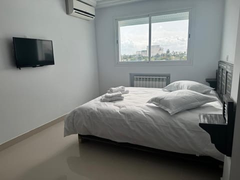 Bed, TV and multimedia, Photo of the whole room, Bedroom, towels, air conditioner