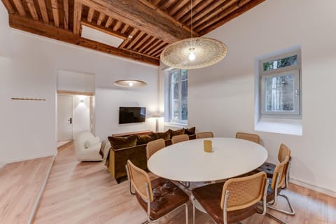 TV and multimedia, Living room, Seating area, Dining area