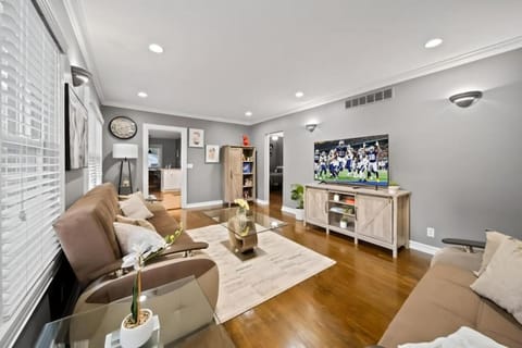 Stylish Luxurious 3BD Home in the Heart of Downtown Birmingham House in Royal Oak