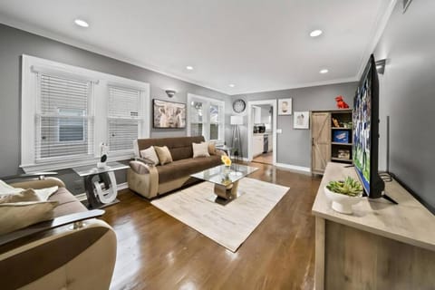 Stylish Luxurious 3BD Home in the Heart of Downtown Birmingham House in Royal Oak