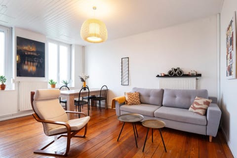 Seating area, pet friendly