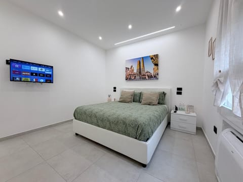 Bed, TV and multimedia, Photo of the whole room, Bedroom