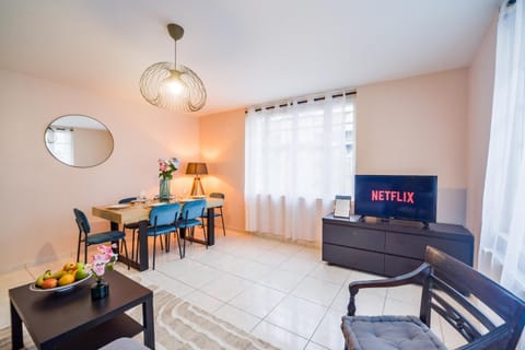 Communal lounge/ TV room, TV and multimedia, Living room, Seating area, Dining area