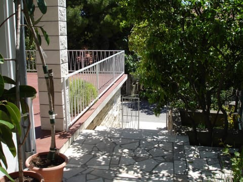 Facade/entrance, Area and facilities