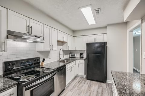 Crest at East Cobb 1830B Comfort spacious 2Bd 2Bt Apartment in Marietta