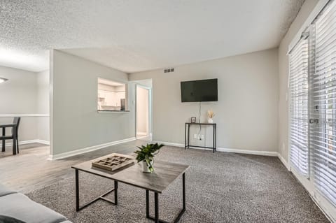 Crest at East Cobb 1830B Comfort spacious 2Bd 2Bt Apartment in Marietta