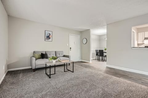 Crest at East Cobb 1830B Comfort spacious 2Bd 2Bt Apartment in Marietta