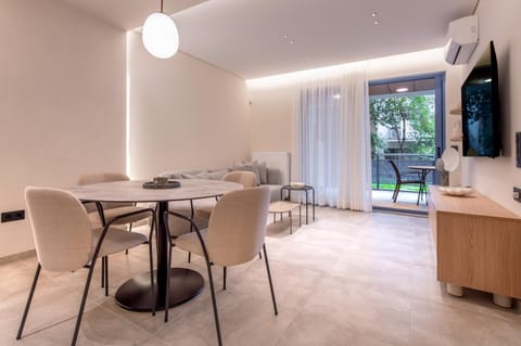 TV and multimedia, Living room, Seating area, Dining area, Evening entertainment