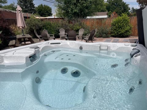 Spacious home w hot tub & fire pit House in Thornton