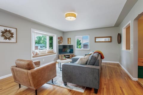 Spacious home w hot tub & fire pit House in Thornton