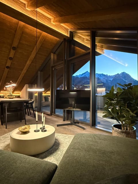 View (from property/room), View (from property/room), Balcony/Terrace, Living room, Seating area, Dining area, Mountain view, Sunset