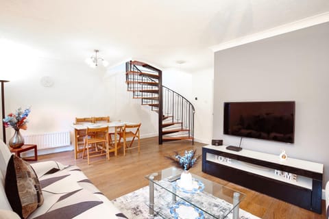 Communal lounge/ TV room, TV and multimedia, Living room, Seating area, Evening entertainment