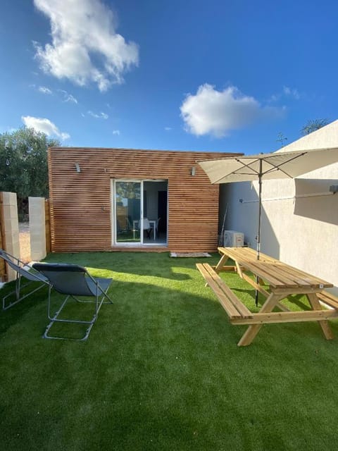 Property building, Garden, Dining area, Garden view, Meals, furniture