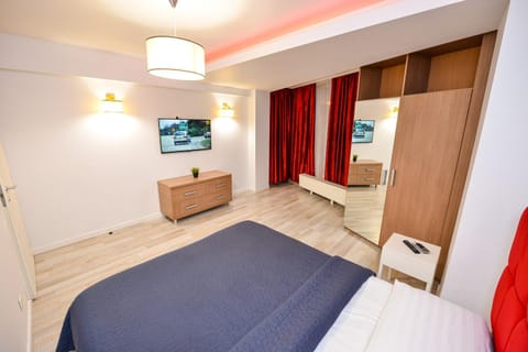 Bed, TV and multimedia, Kitchen or kitchenette, Photo of the whole room, Bedroom, wardrobe