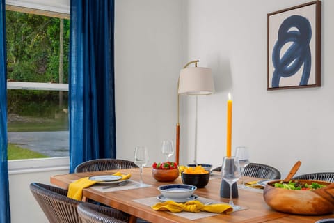 The Bauhaus - 4BR,3BA ,Families , Ample Parking House in Florida