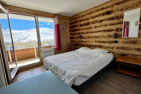 Photo of the whole room, Bedroom, Mountain view