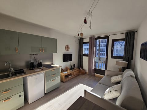 TV and multimedia, Kitchen or kitchenette, Seating area