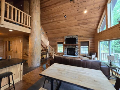 Good Time Pine House in Deep Creek Lake