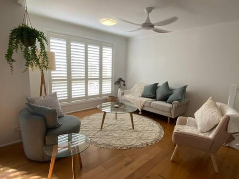 Living room, Seating area, air conditioner
