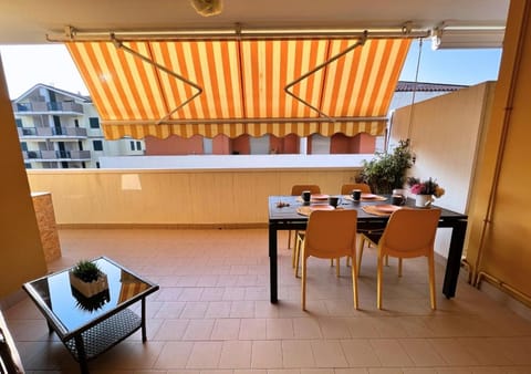 Day, View (from property/room), Balcony/Terrace, Seating area, Dining area