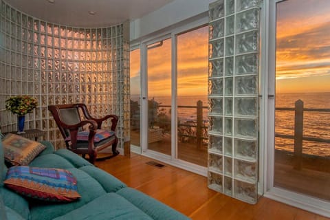 Oceanfront luxury wdramatic views - 30 day rental minimum House in Montara