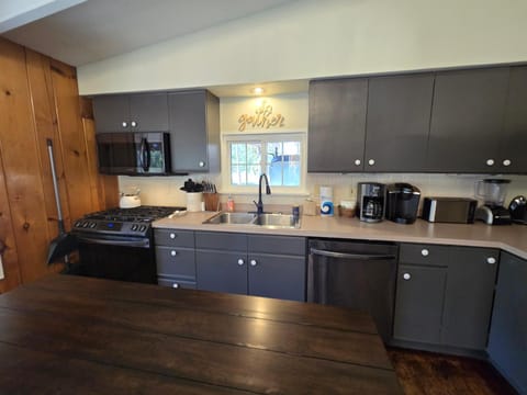 Coffee/tea facilities, Kitchen or kitchenette, dishwasher, microwave, stove, toaster