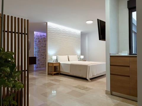 Bed, TV and multimedia, Photo of the whole room, Bedroom, towels, kitchen