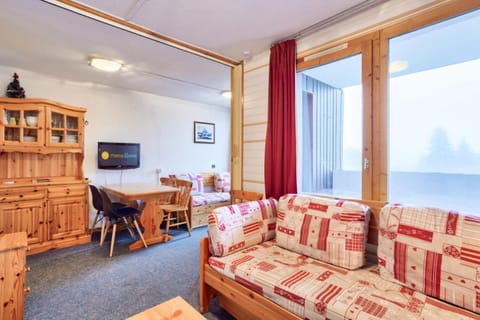 Bed, kitchen