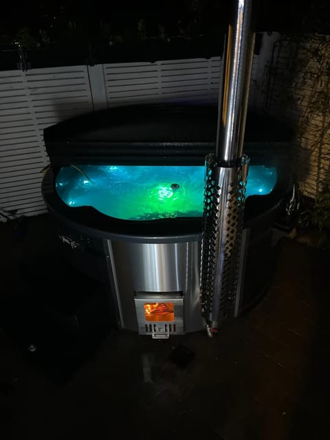 Caban Y Tan Ffawydd Luxury couples retreat with private Wood Fired Hot Tub Chalet in Wales