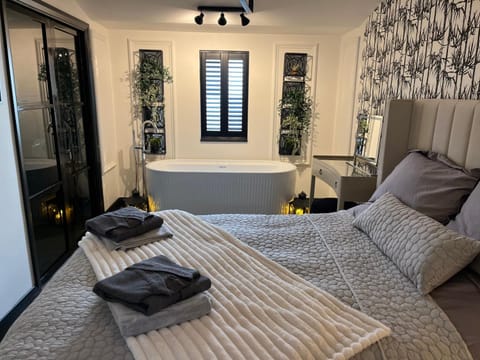 Caban Y Tan Ffawydd Luxury couples retreat with private Wood Fired Hot Tub Chalet in Wales