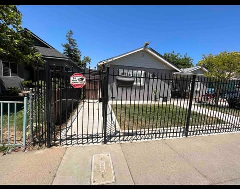 Charming Casita all too yourself near Midtown, Train and Freeway Villa in Sacramento