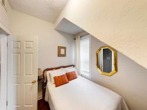 Chi-Town Hideout's Apartment in Berwyn