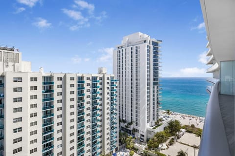 View (from property/room), Balcony/Terrace, City view, Sea view