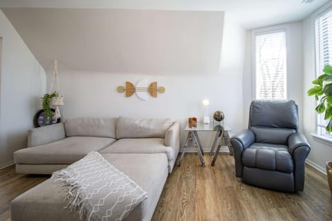 Chi-Town Hideout #2 - Near Metra Apartment in Berwyn