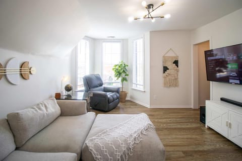 Chi-Town Hideout #2 - Near Metra Apartment in Berwyn