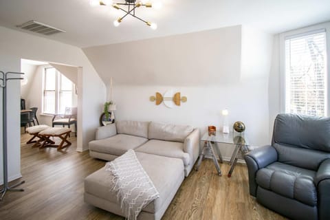 Chi-Town Hideout #2 - Near Metra Apartment in Berwyn