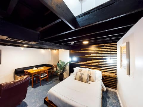 Chi-Town Hideout #B - Near Metra Apartment in Berwyn