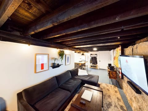 Chi-Town Hideout #B - Near Metra Apartment in Berwyn