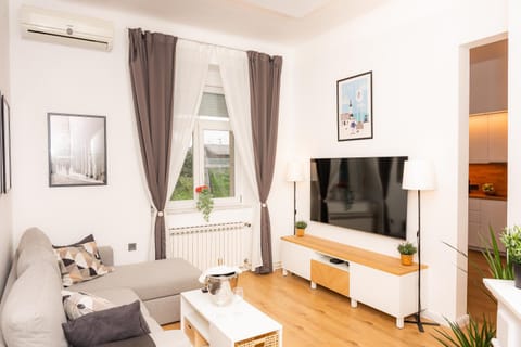 Communal lounge/ TV room, TV and multimedia, Living room, Seating area, Evening entertainment, air conditioner