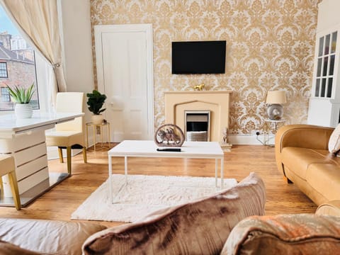 THE RESTING LION - Gourock Town Center Holiday Home Apartment Apartment in Greenock