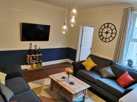 Communal lounge/ TV room, TV and multimedia, Living room, Seating area, Evening entertainment