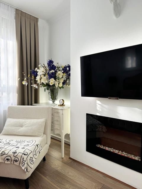 Bed, TV and multimedia, Seating area, Bedroom