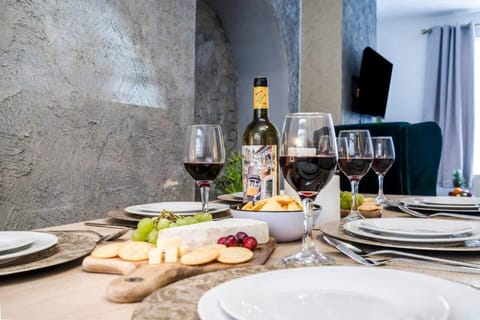 3 bedroom, terrace sleeps 5, monthly stays House in Northampton