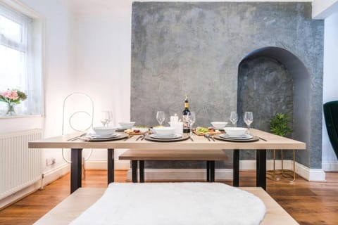 3 bedroom, terrace sleeps 5, monthly stays House in Northampton