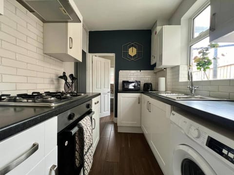 3 bedroom, terrace sleeps 5, monthly stays House in Northampton