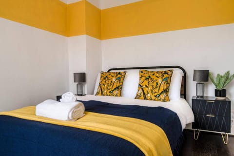 3 bedroom, terrace sleeps 5, monthly stays House in Northampton