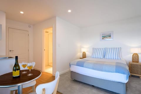 Bed, Photo of the whole room, Seating area, Dining area, Bedroom