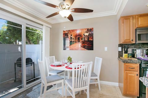 Multi-Level 2BR-Fast WiFI-Free Parking -CM-1 House in Costa Mesa