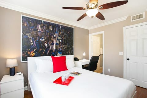 Multi-Level 2BR-Fast WiFI-Free Parking -CM-1 House in Costa Mesa